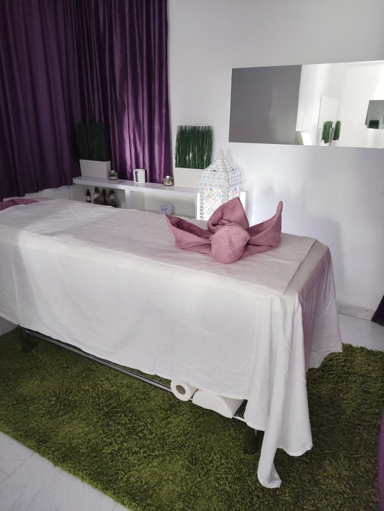 Oqlar va kamarlar bilan paypoqlarda porno videolarni onlayn tomosha qiling