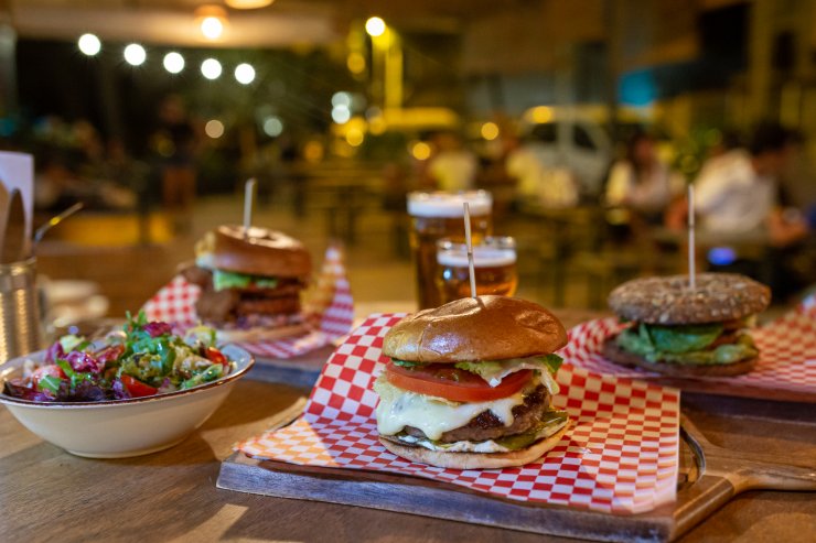 Es Birra - Peter Young - 2021