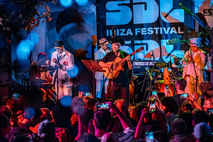 Música en vivo en la página de Las Dalias