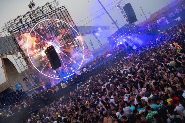 Jonas Blue e OFFWEEK si dividono la consolle del Club Room il mercoledì all'Hï Ibiza.