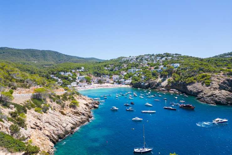 Laura y Santiago eligen sus actividades favoritas en Ibiza.