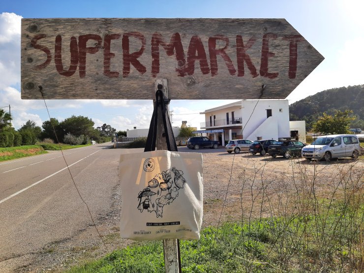 Photo by Supermarket Can Pep Tixedo - by CPT 01 2023