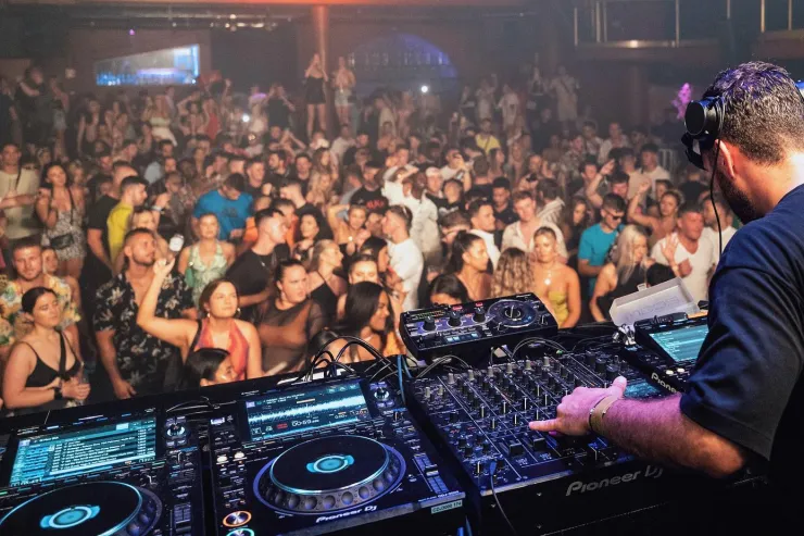 Immagine tratta dalla pagina Facebook di Danny Howard, pubblicata a luglio 2022 Danny Howard | Amnesia Presents