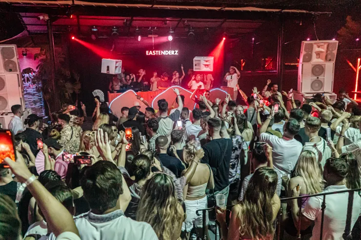 Eastenderz | Cova Santa