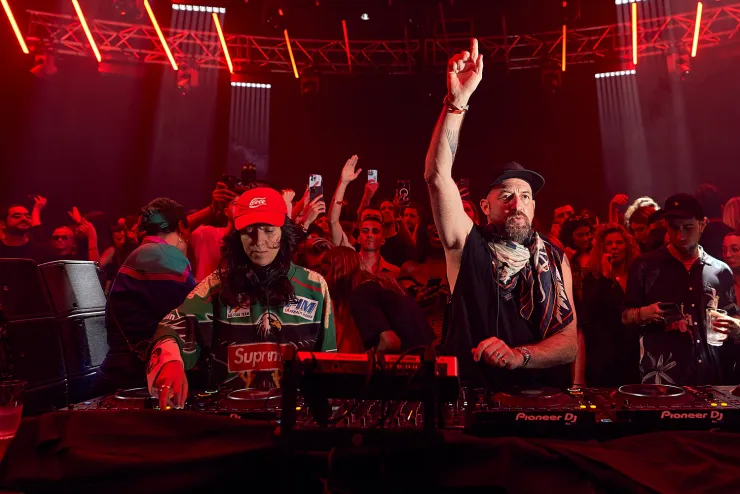 Immagine fornita da Adam Wilson (TNL Press) maggio 2023 Damian Lazarus & Chloé Caillet | Hï Ibiza