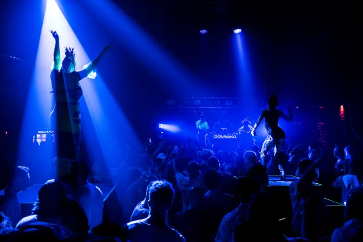 Bild aufgenommen von La Skimal, bereitgestellt von Sophia Kearney (HE.SHE.THEY.), Sommer 2023 HE.SHE.THEY. | Amnesia Ibiza by La Skimal