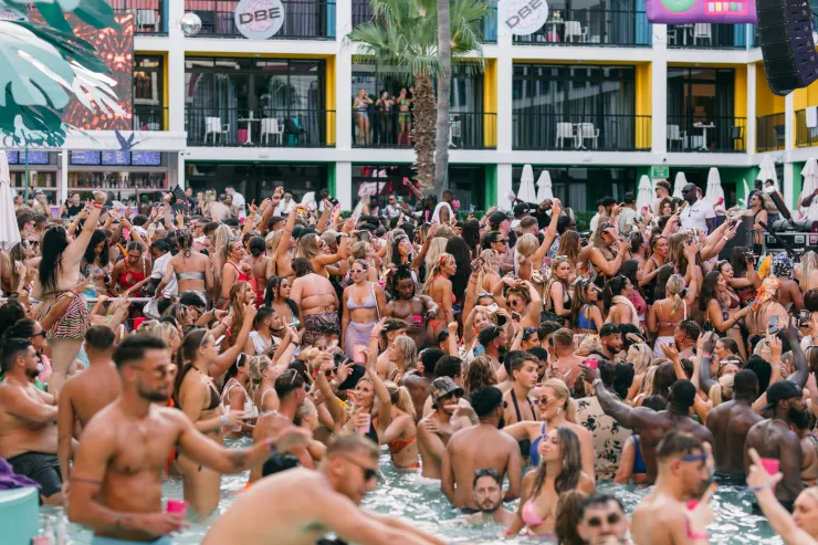 Bild aufgenommen von Daisy Denham, bereitgestellt von Daniel McMillan (Ibiza Rocks Event Assistant), Sommer 2023 Ibiza Rocks by Daisy Denham