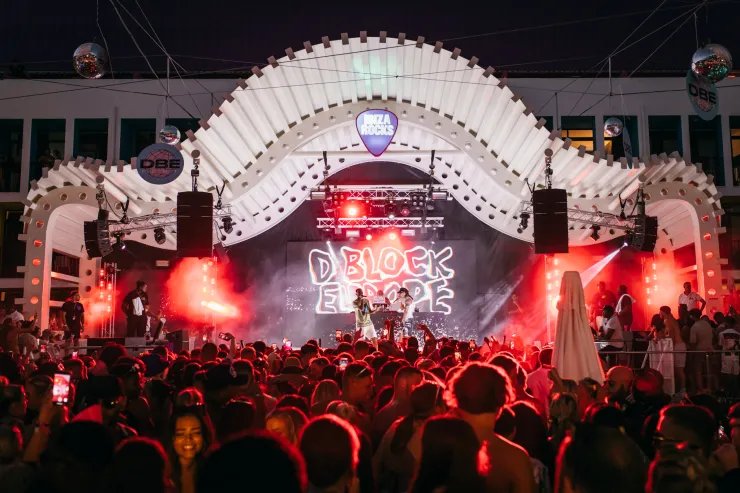 Bild aufgenommen von Daisy Denham, bereitgestellt von Daniel McMillan (Ibiza Rocks Event Assistant) Sommer 2023 D-Block Europe present DBE Fest | Ibiza Rocks by Daisy Denham