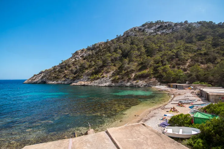 Image taken by Rob Smith, recycled from https://www.ibiza-spotlight.com/magazine/2018/09/most-underrated-places-on-ibiza (published 2018) Cala Llentrisca by Rob Smith