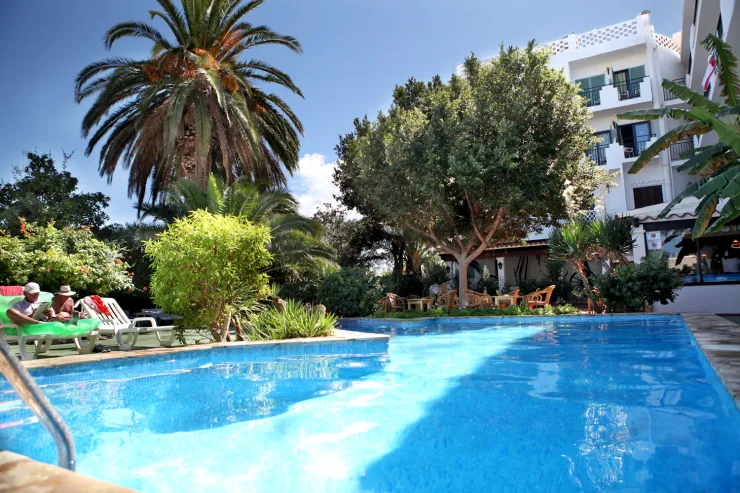 Image taken from https://www.ibiza-spotlight.com/magazine/2018/04/13-hotels-clubbers-you-need-check-out-now Hotel Galfi | San Antonio